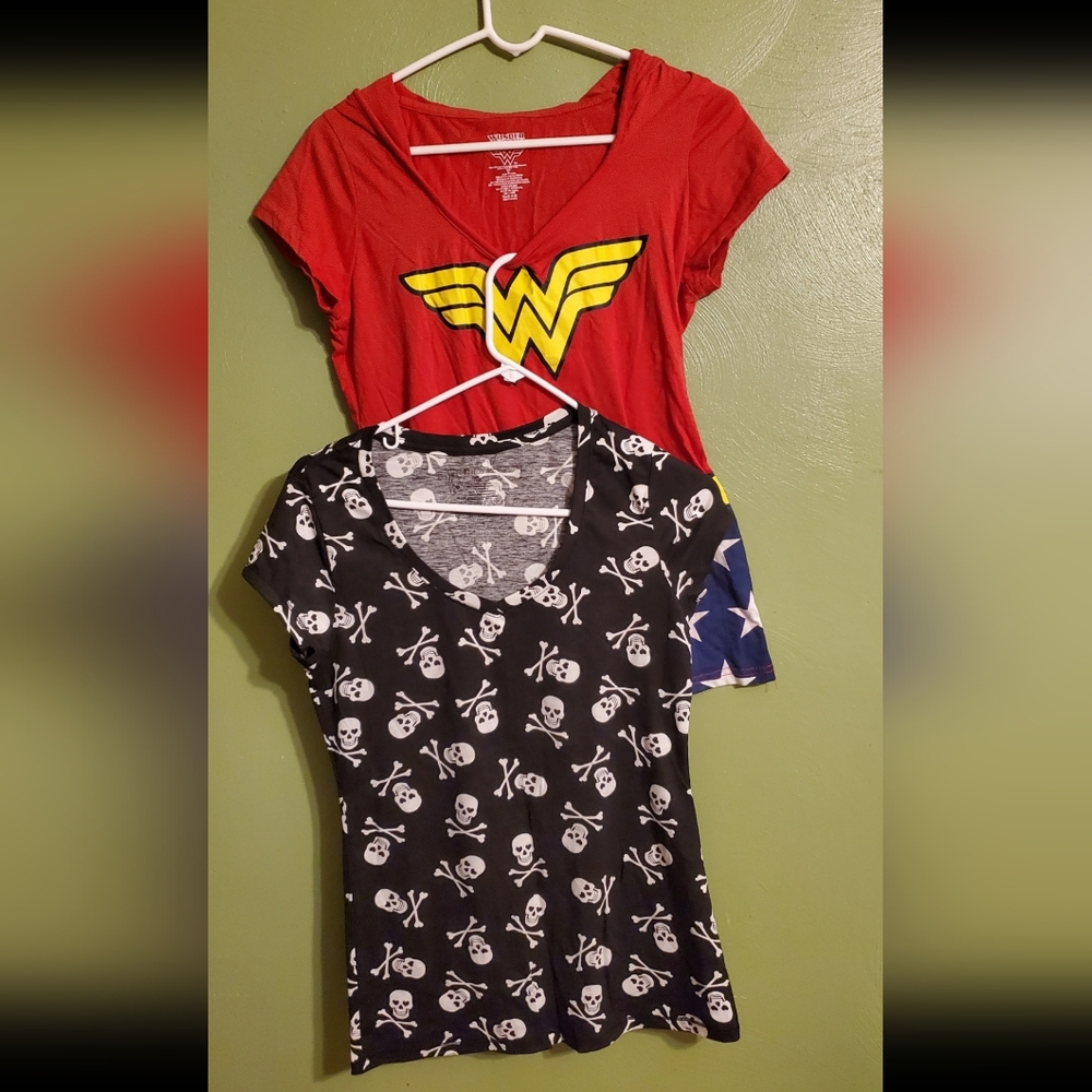 no boundaries skulls size Medium and wonder woman xl shirts